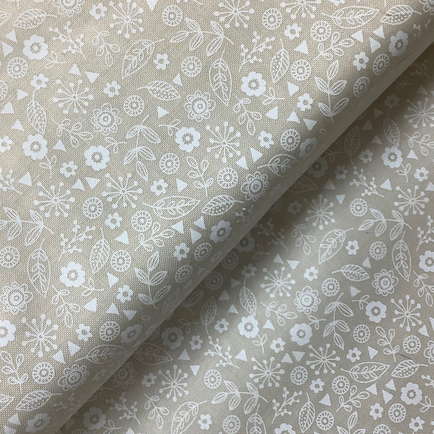 Makower White on Cream Flowers Leaves 100% Premium Cotton Fabric D1911 Q3