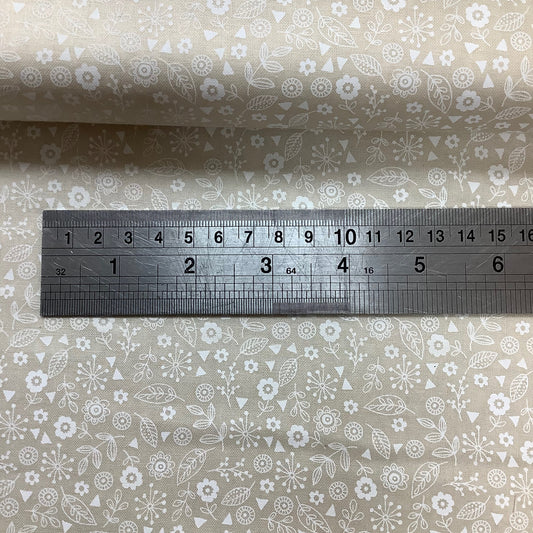 Makower White on Cream Flowers Leaves 100% Premium Cotton Fabric D1911 Q3